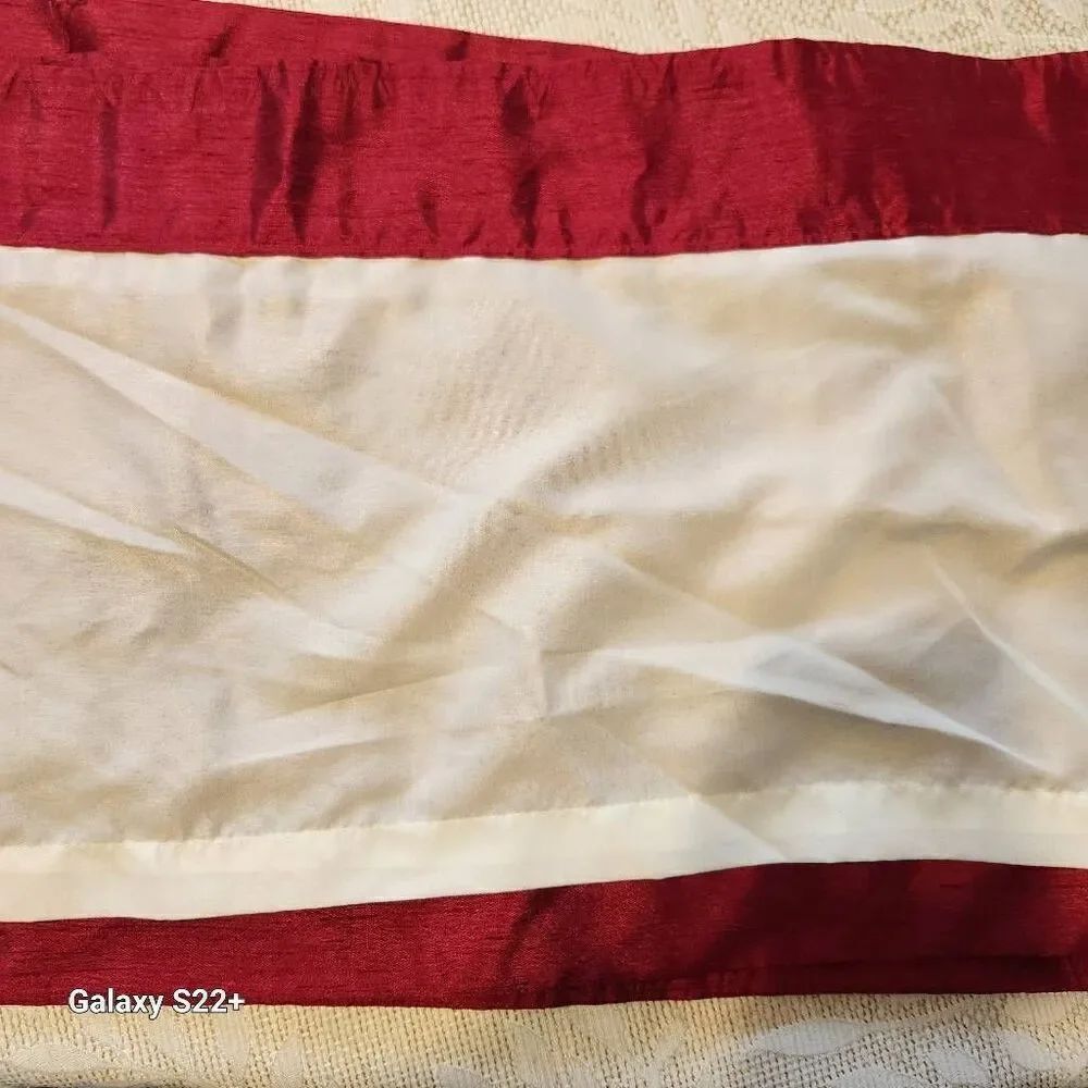 Threshold-four red valances. - Picture 6 of 6